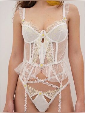NWT (36DD) For Love & Lemons 3D Daisy Bustier with garter straps
